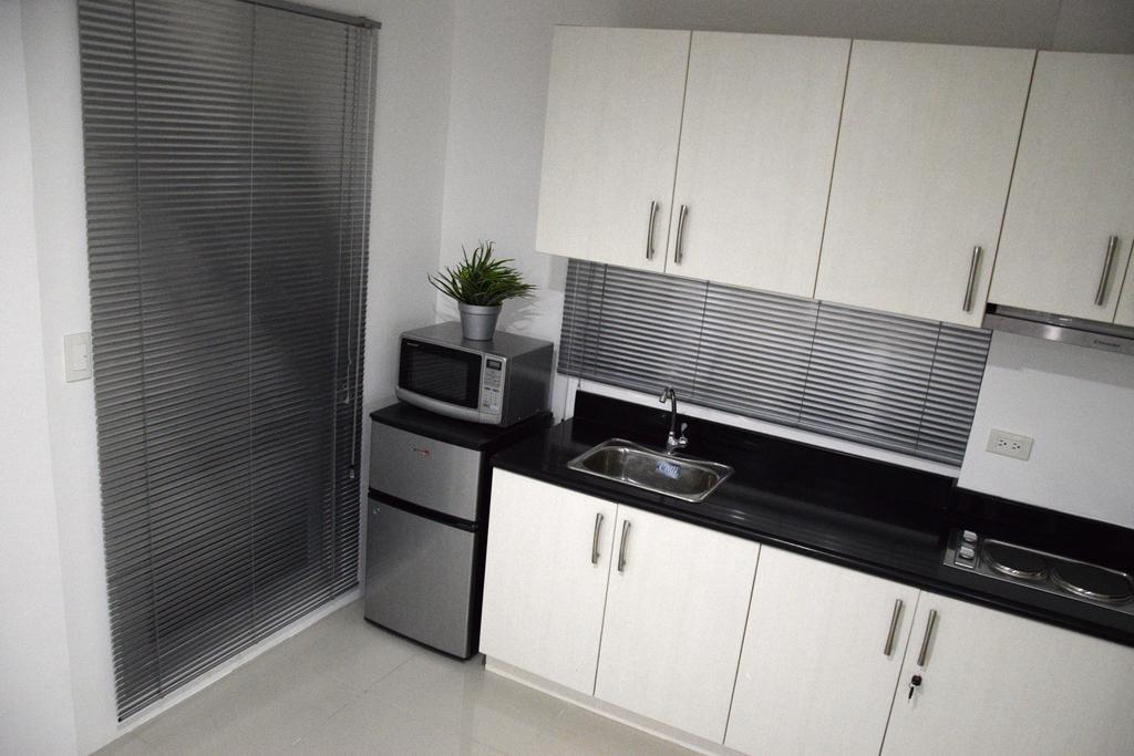 Jazz Makati Luxury Apartment Манила Экстерьер фото