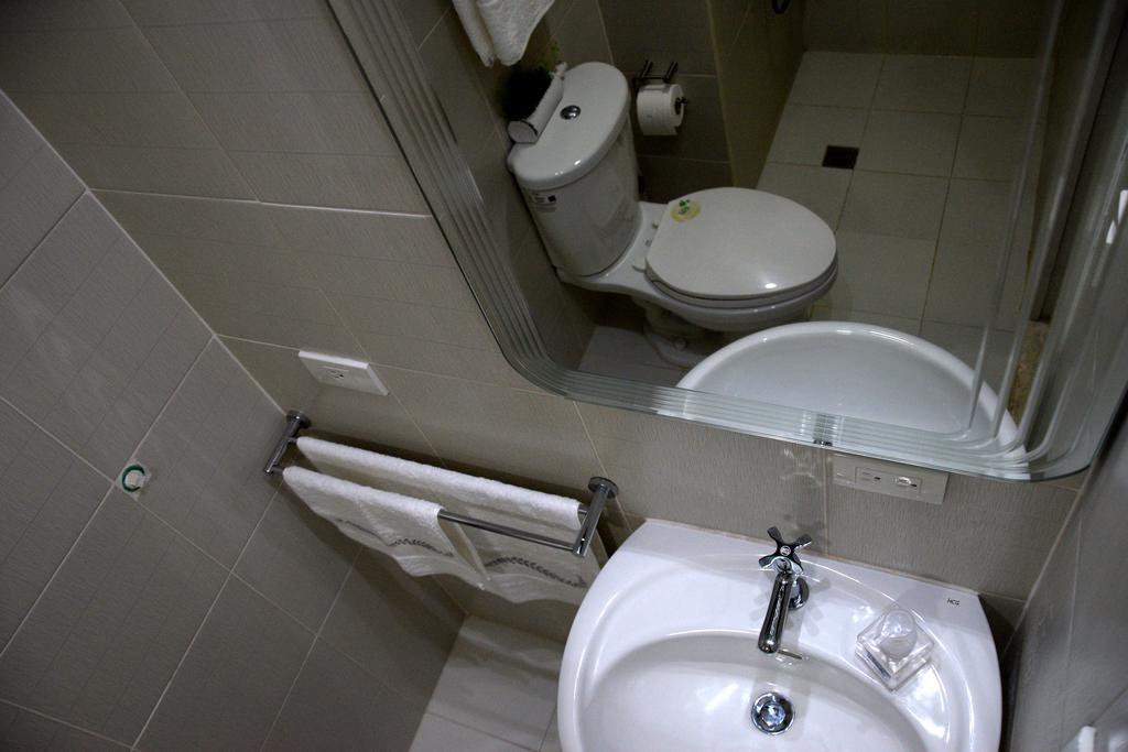 Jazz Makati Luxury Apartment Манила Экстерьер фото